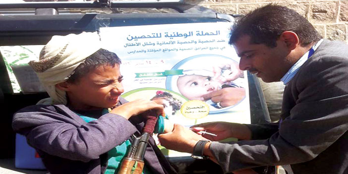  أحد أطفال ميليشيا الحوثي يتلقى اللقاح ضد الحصبة من فرق التحصين بمحافظة إب اليمنية