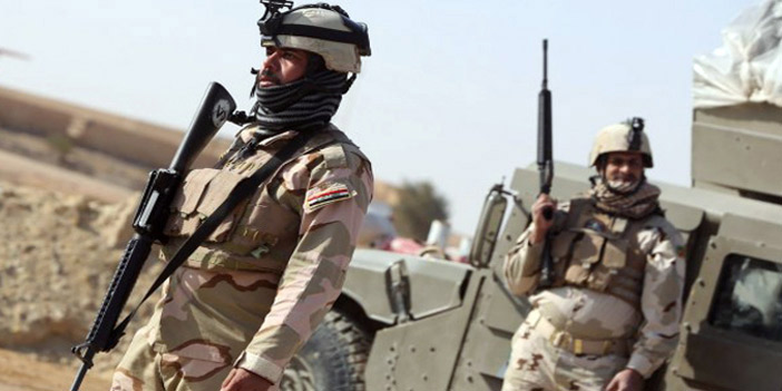  جنديان من قوات البشمركة خلال استعداداتهما لمواجهة قوات داعش