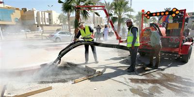 أمانة منطقة الرياض تدشن أحدث معدة لإصلاح حفر الطرق 
