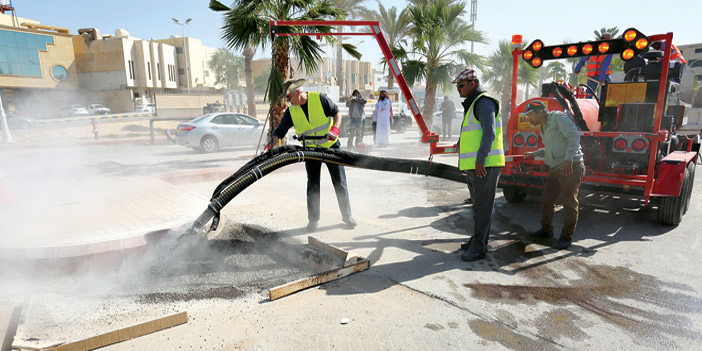 أمانة منطقة الرياض تدشن أحدث معدة لإصلاح حفر الطرق 