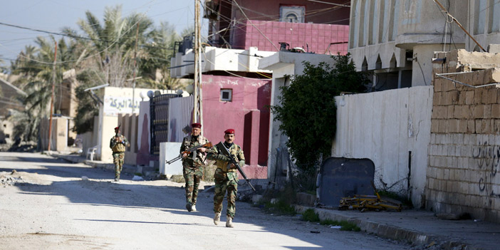  عناصر من الجيش العراقي تواصل تمشيط شوارع الرمادي بعد طرد داعش منها