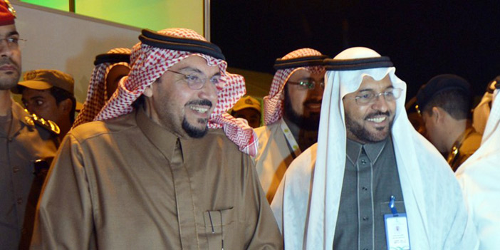  الأمير فيصل والخمعلي في جناح صحة القصيم