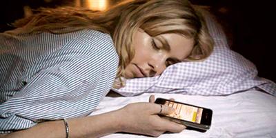 أطباء يشيدون بتحركات لتصنيع هواتف ذكية تساعد على النوم 