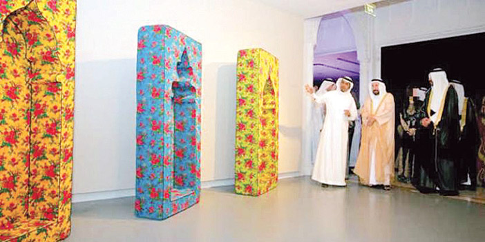  الفنان السعودي مساعد الحليس يشرح اعماله للشيخ الدكتور القاسمي