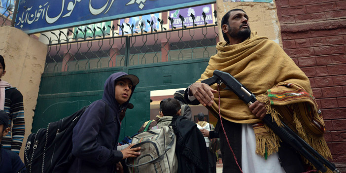  حارس شخصي باكستاني يحرس إحدى المدارس الباكستانية