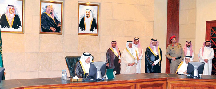 صاحب السمو الملكي الأمير خالد الفيصل خلال الاجتماع الذي رأسه أمس بالإمارة