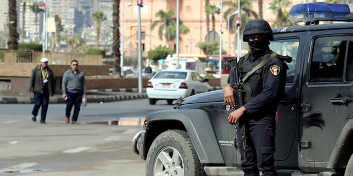  جندي مصري يقف في نقطة أمنية