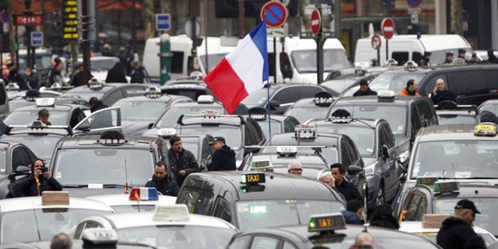 احتجاجات وإضرابات تعطل المطارات والمرور والمدارس في فرنسا 