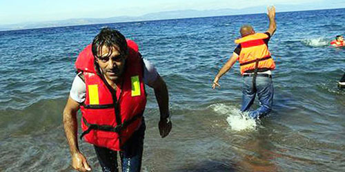  خفر السواحل التركي يحاول إنقاذ المهاجرين