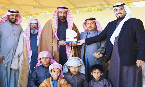  ناصر الدوسري مالك الحصان منقي يتسلم كأس الأمير سلطان بن محمد