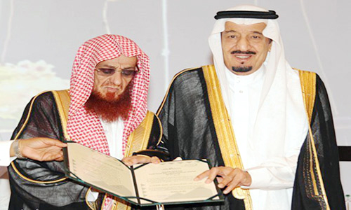 يكرمه خادم الحرمين بوسام الملك عبد العزيز من الدرجة الأولى 