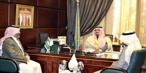  الأمير عبد الله بن خالد خلال استقباله الدكتور الغامدي