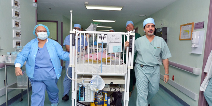  الفريق الطبي في طريقه لغرفة العمليات