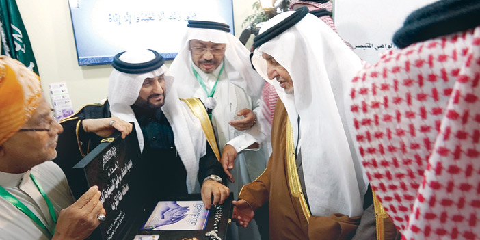  الأمير خالد الفيصل يزور جناح أصدقاء مرضى الشيخوخة بالجنادرية