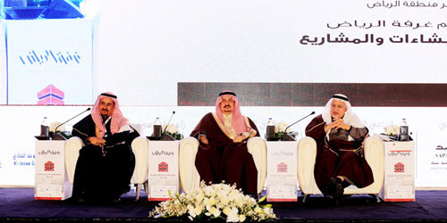  الأمير فيصل بن بندر خلال رعايته ملتقى الإنشاءات والمشاريع الثالث