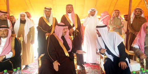  الأمير تركي مع الشيخ الشبيلي في موقع العزاء