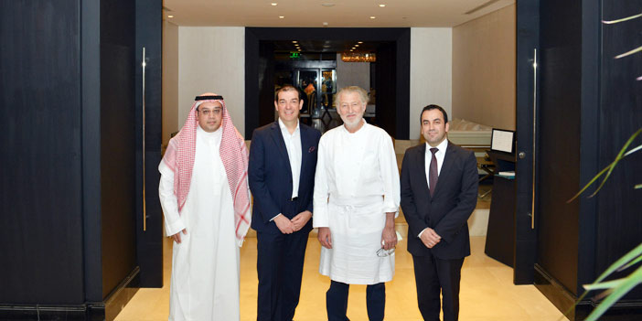  صورة جماعية مع الشيف في فندق موفنبيك الرياض
