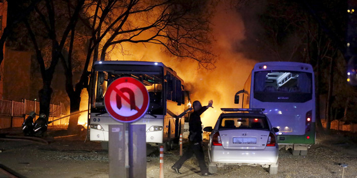  النيران تندلع في الحافلات بعد التفجير المفخخ مساء أمس بأنقرة