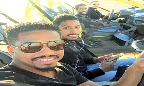  الشمراني يلتقط صور سيلفي مع زملائه والجهاز الفني
