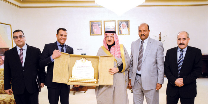  القنصل المصري يسلم الأمير مشعل هدية تذكارية