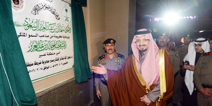 الأمير فيصل بن خالد خلال افتتاحه المبنى