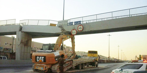  «لوبد» تحمل معدة بوكلين أحدث أضراراً بجسرالمشاة بطريق الحائر