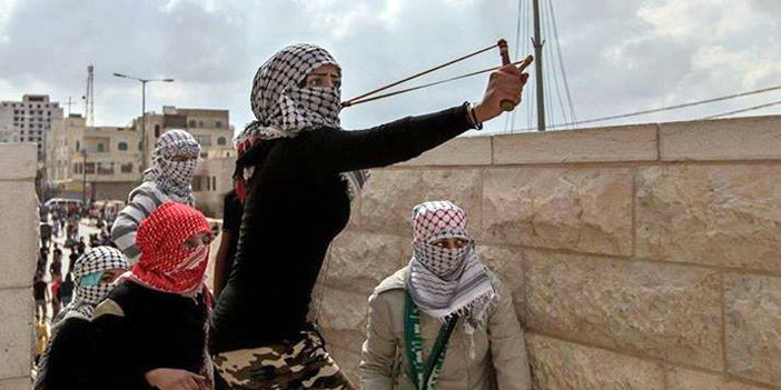  الشبان الفلسطينييون يواجهون الرصاص بالحجارة
