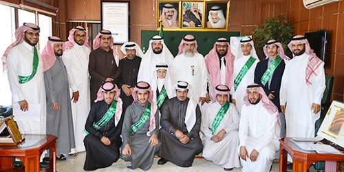  صورة جماعية لسفراء الفكر السليم مع مدير التعليم