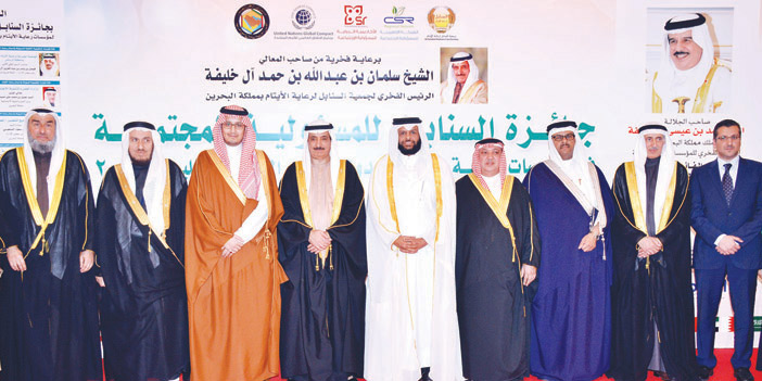  الأمير أحمد بن فهد بن سلمان في صورة جماعية خلال الحفل
