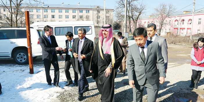  الأمير عبدالله بن فيصل خلال افتتاحه المركز الصحي