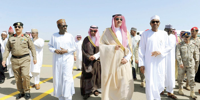  الأمير فيصل بن سلمان مستقبلاً الرئيس النيجيري