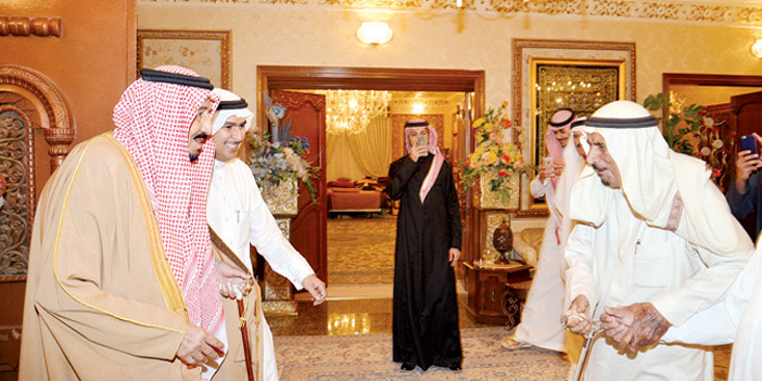 الملك سلمان يزور الشيخ ثنيان الفهد الثنيان.. ويلتقي بشباب أسرته 
