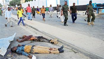 مصرع 14 شخصاً في هجوم على فندق وسط العاصمة الصومالية 