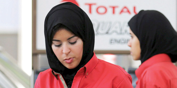 مصرية عاملة في محطة بنزين بدلاً من الرجال 