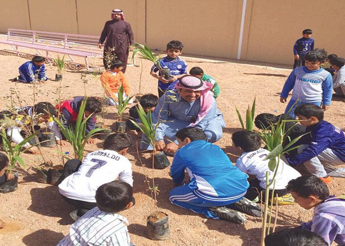  جانب من زراعة شجيرات بمشاركة الطلاب والمعلمين
