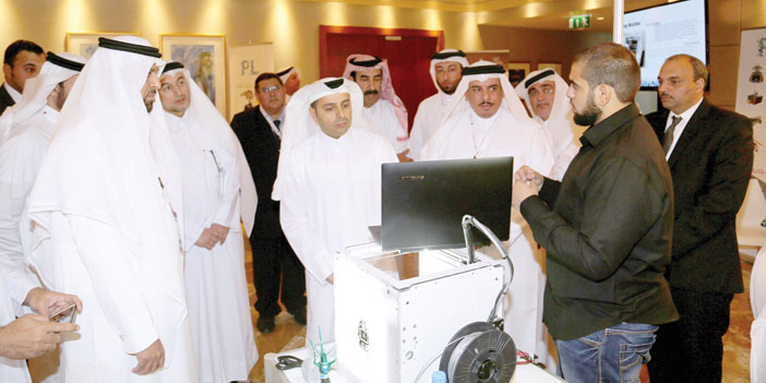  وزير التعليم القطري خلال زيارته لجناح الشركة