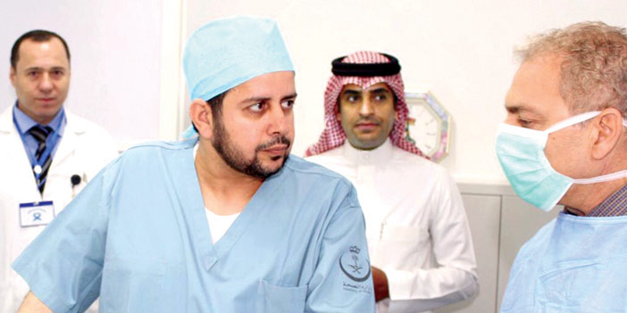  د. الدوسري مع مدير المستشفى والمدير الطبي