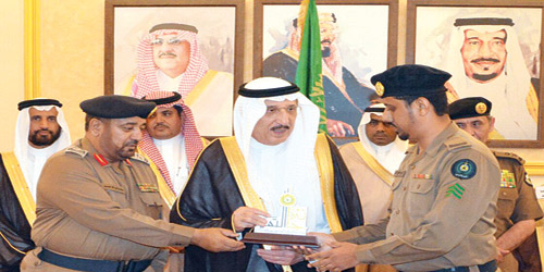  الأمير محمد بن ناصر مع منسوبي الدفاع المدني