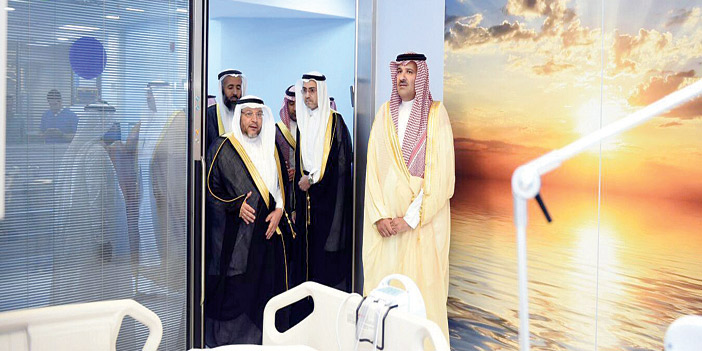  الأمير فيصل بن سلمان خلال افتتاحه المشروع