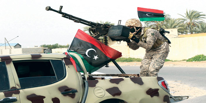  أحد أفراد الجيش الليبي وهو مستعد للتصدي لأي هجوم