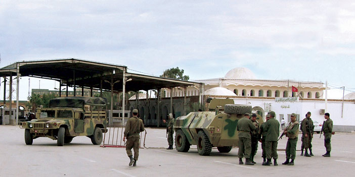  الجنود التونسيون يحترسون في المعبر الحدودي
