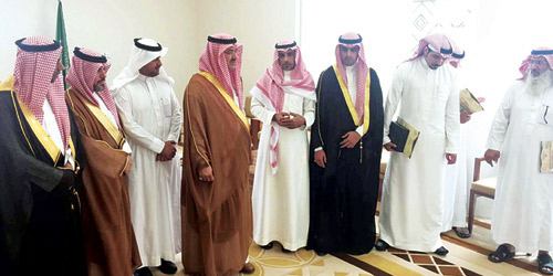  الأمير أحمد بن عبد الله متوسطاً الخريجين