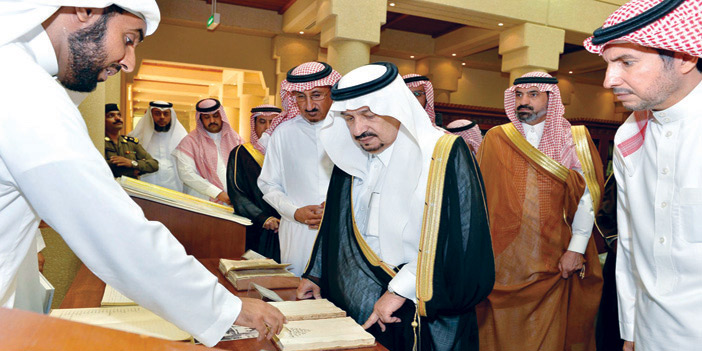  الأمير فيصل بن بندر خلال زيارته دارة الملك عبدالعزيز