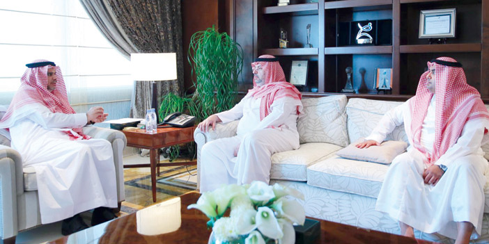  الأمير عبدالله بن مساعد خلال لقائه بوزير التعليم