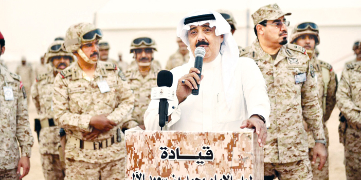  الأمير متعب بن عبد الله خلال زيارته قوات الحرس الوطني المشاركة في تمرين رعد الشمال