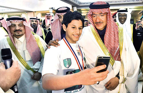  الأمير محمد بن نايف في لقطة أبوية مع ابن أحد الشهداء