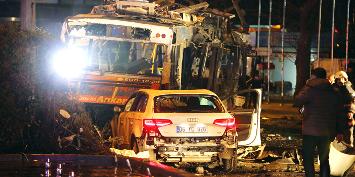  آثار الانفجار المفخخ الذي استهدف مساء أمس ساحة كيزيلاي المزدحمة وسط العاصمة التركية أنقرة