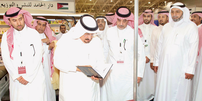  الأمير فيصل بن بندر خلال زيارته معرض الرياض الدولي للكتاب