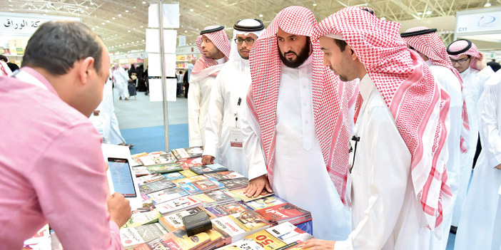  وزير العدل خلال جولته في معرض الكتاب