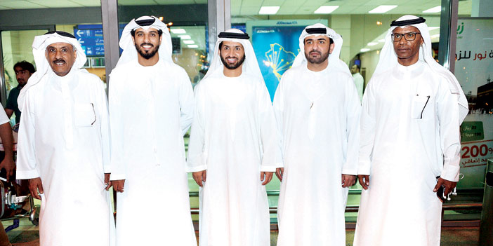  القنصل الإماراتي وأعضاء السفارة أثناء استقبال بعثة النصر الإماراتي